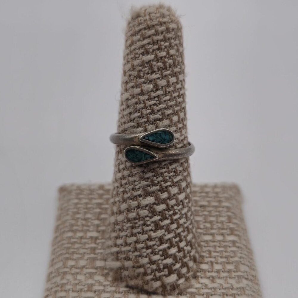 Size 7.5 Sterling Silver Turquoise Chip Tarnished Band Ring A3470